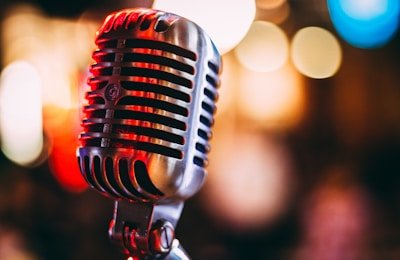 51吃瓜网址：某知名歌手演唱会假唱被实锤，观众现场录音曝光
